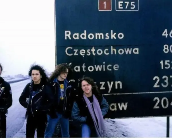 Metallica w Polsce, na drogowskazie do Radomska, Częstochowy i Katowic. Zimowa sceneria i legendarny zespół.