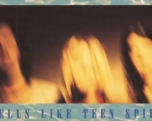 Rozmyte postacie, jakby w ruchu, z napisem "ELLS LIKE TEEN SPIR". Nirvana smells like teen spirit.