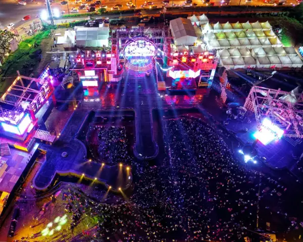 Nocny koncert na **arena cos torwar** przyciągnął tłumy. Kolorowe światła, sceny i namioty tworzą magiczną atmosferę.