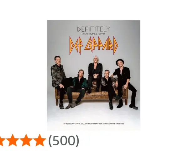 Okładka książki "Definitely: The Official Story of Def Leppard", z zespołem siedzącym na kanapie. Idealna dla fanów, którzy chcą poznać historię ich ulubionych **Def Leppard utwory**.