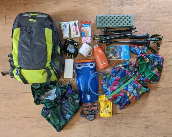 Plecak, kijki trekkingowe, bidon, apteczka, powerbank, czołówka, mapa, kurtka – to wszystko, co zabrać w góry na wyprawę.