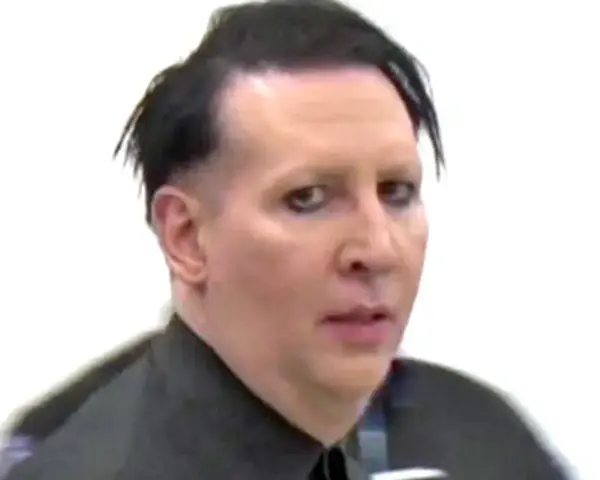 Marilyn Manson bez makijażu, z charakterystycznym makijażem oczu, w czarnej koszuli.