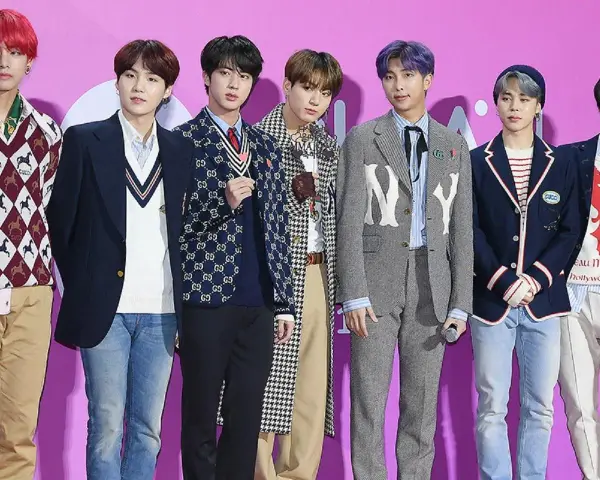 Siedmiu członków BTS w eleganckich strojach, gotowych na bts tour 2026.