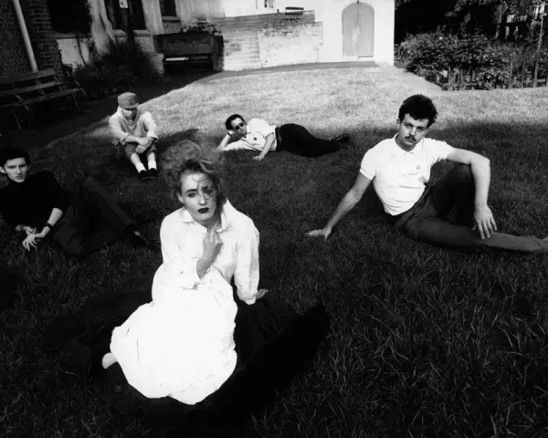 Zespół Dead Can Dance na trawie, w tym Lisa Gerrard w białej sukni.