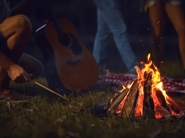 Ognisko i gitara, idealne do wspólnego śpiewania piosenek turystycznych i harcerskich.