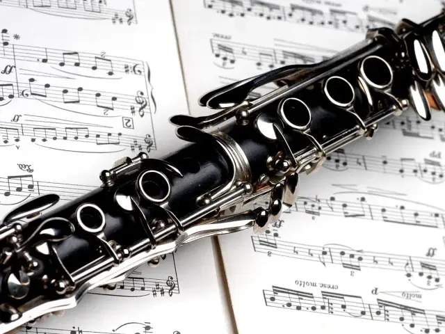 Klarnecie na tle nut, gotowe do zagrania rytmu typowego dla jazzu.