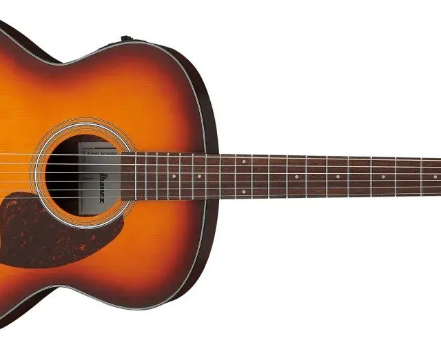 Gitara akustyczna Ibanez z wykończeniem sunburst. Brzmienie tej gitary jest czyste i naturalne, co to znaczy akustyczny.