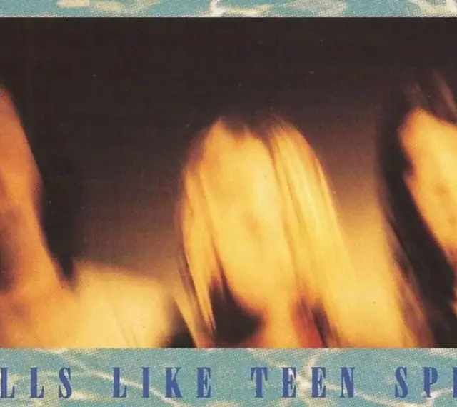 Rozmyte postacie, jakby w ruchu, z napisem "ELLS LIKE TEEN SPIR". Nirvana smells like teen spirit.