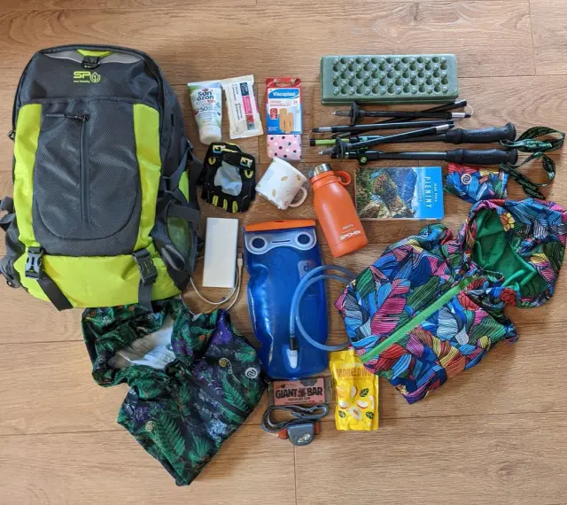 Plecak, kijki trekkingowe, bidon, apteczka, powerbank, czołówka, mapa, kurtka – to wszystko, co zabrać w góry na wyprawę.