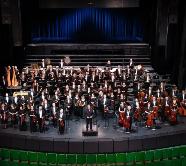 Orkiestra symfoniczna na scenie. Czy to opera? Tak, to wielka orkiestra, która gra muzykę operową.