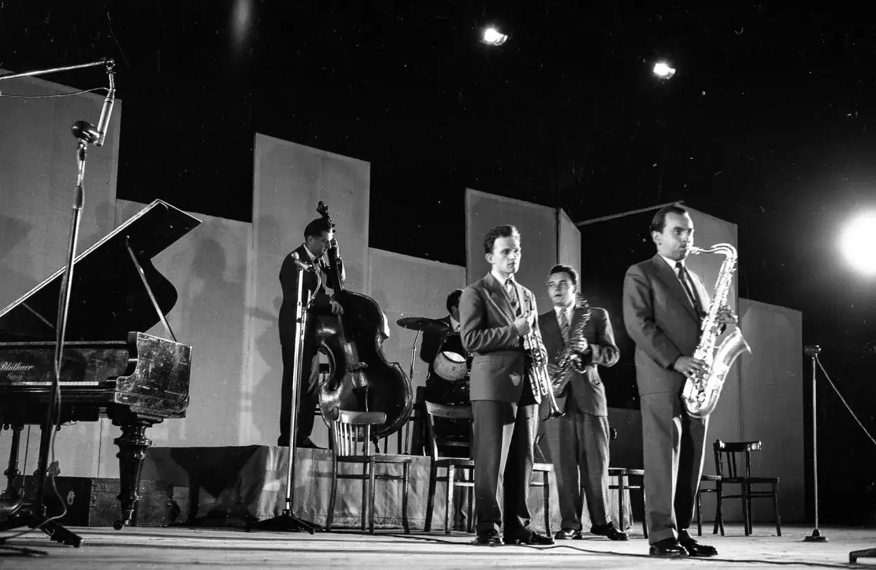 Zespół jazzowy na scenie. W tle fortepian i kontrabasista. Na pierwszym planie saksofoniści. To właśnie tu rodzą się najpiękniejsze teksty polskich piosenek.