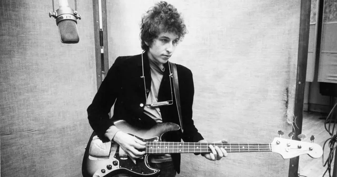Młody Bob Dylan w studiu nagraniowym, grający na gitarze basowej. Jego utwory to klasyka.