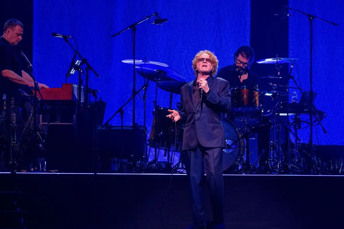 Mick Hucknall śpiewa na simply red koncert polska. Na scenie zespół z perkusistą i klawiszowcem.