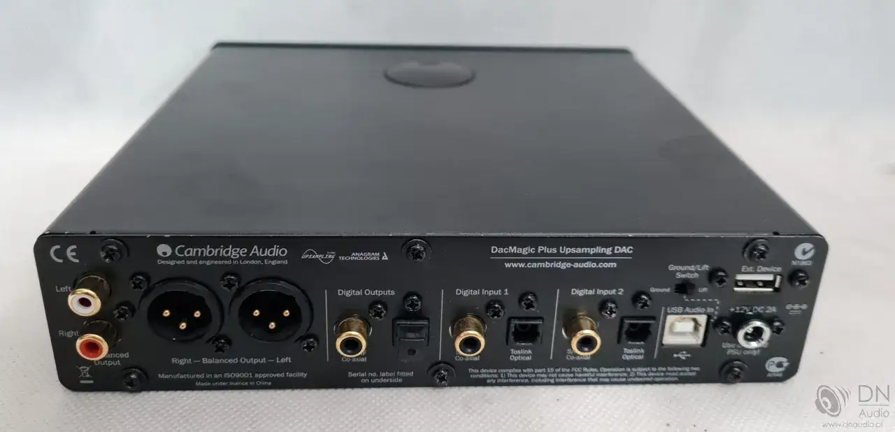 Tył urządzenia Cambridge Audio DacMagic Plus z licznymi złączami cyfrowymi i analogowymi.