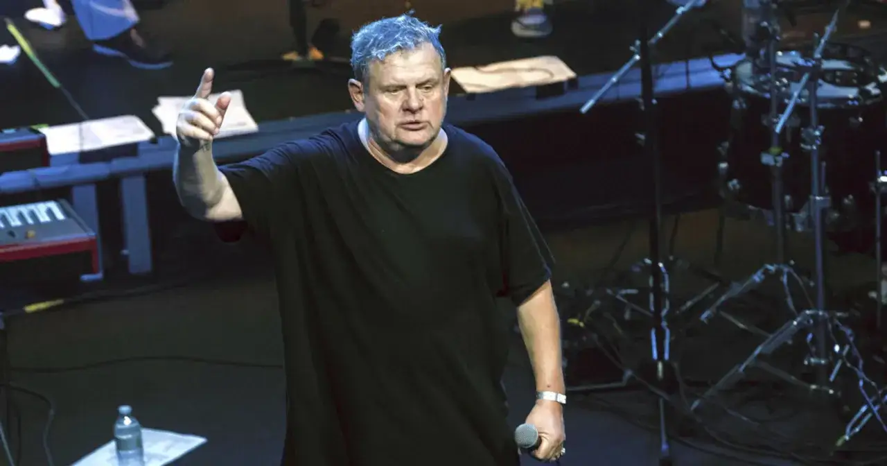 Kazik Staszewski na scenie, przygotowuje się do wykonania swoich 20 najlepszych piosenek.