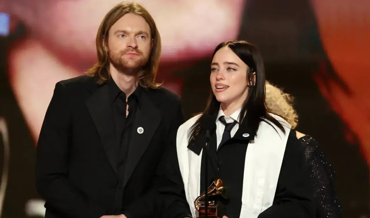 Billie Eilish i Finneas O'Connell odbierają nagrodę Grammy: najlepsza piosenka roku.