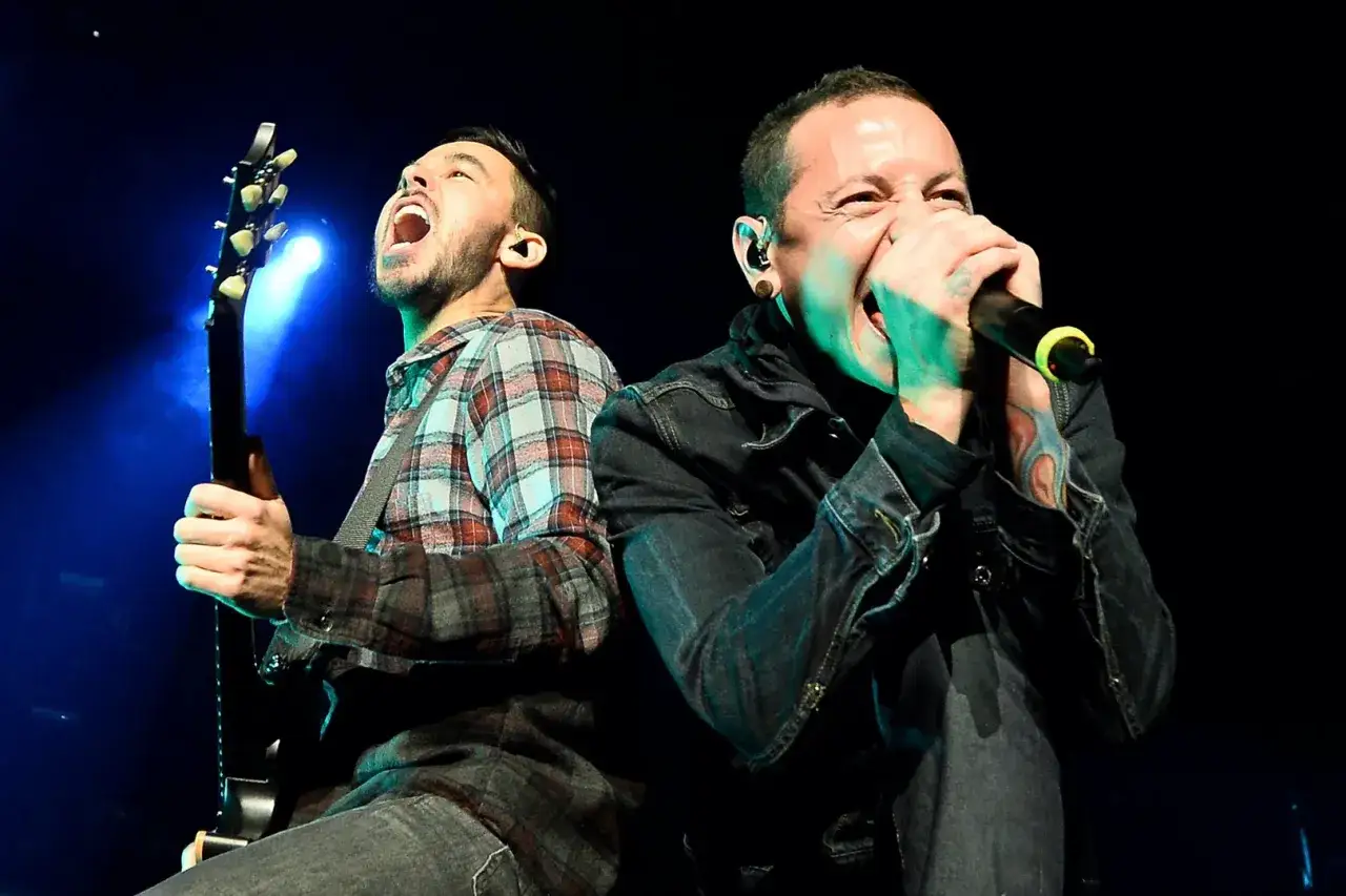 Mike Shinoda i Chester Bennington z Linkin Park na scenie, pełen energii. Ich emocje są tak silne, że czuć, jakbyśmy byli tam z nimi, nawet gdy czujemy się lost.
