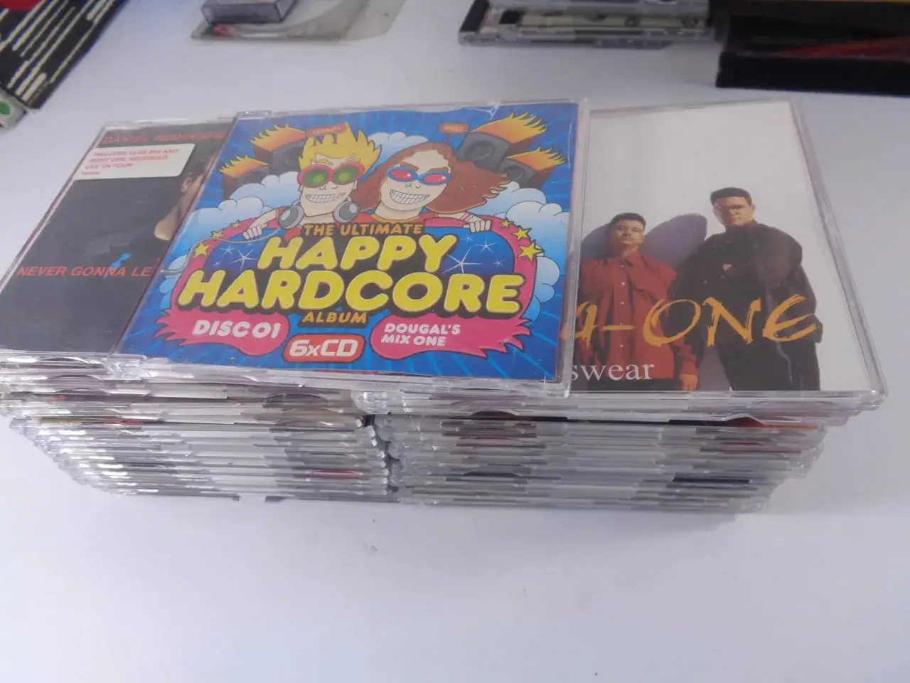 Kolekcja płyt CD z muzyką Happy Hardcore, w tym