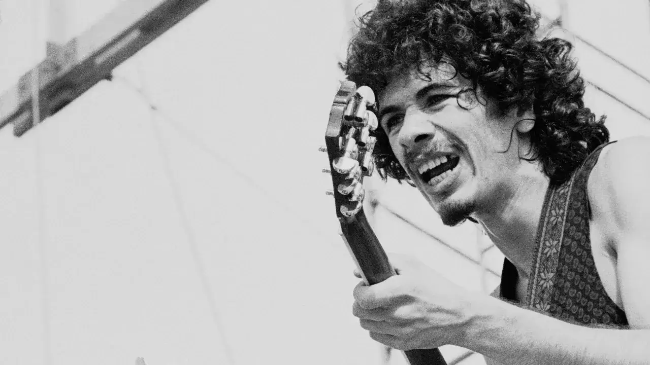 Carlos Santana z gitarą, w ferworze grania swoich niezapomnianych utworów.