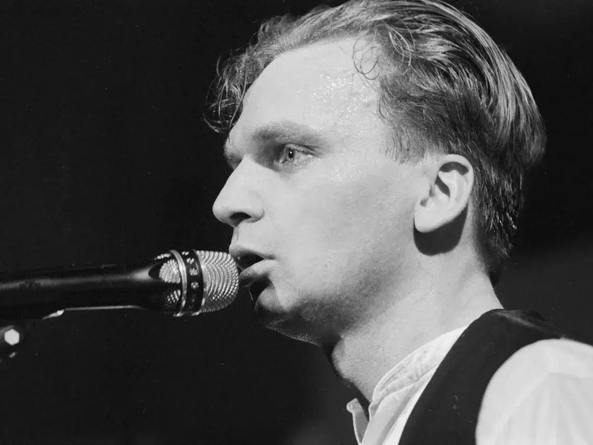Grzegorz Ciechowski śpiewa, tworząc niezapomniane utwory.