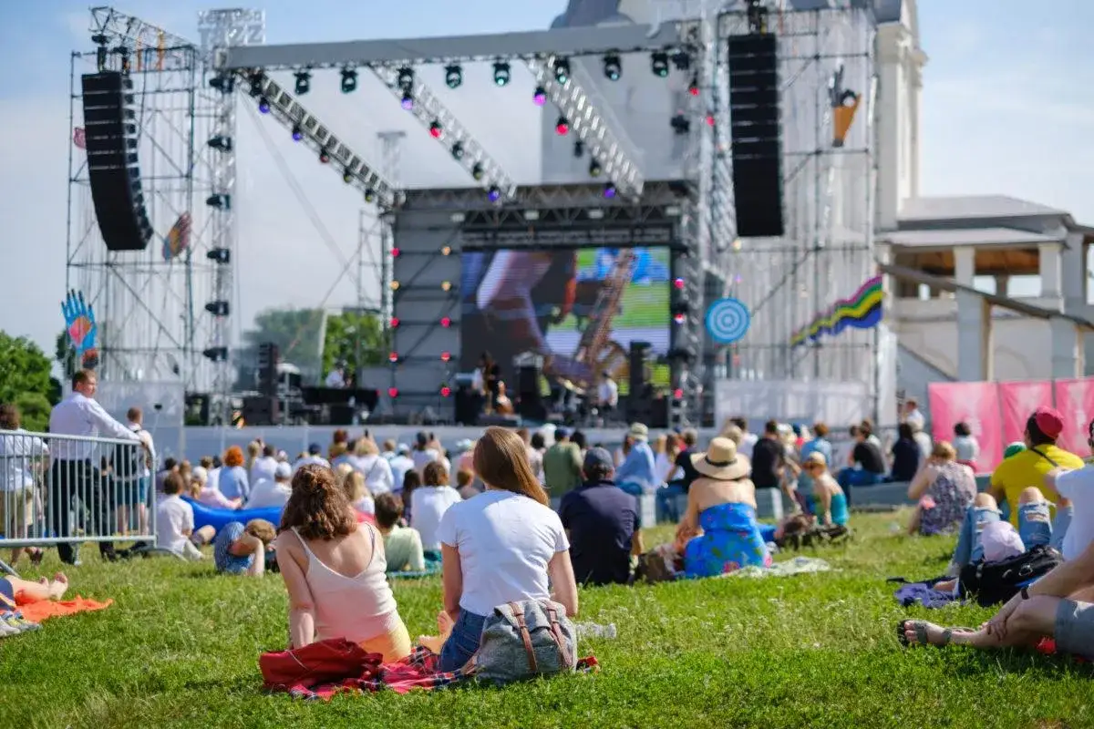 Widownia na trawie przed sceną, przygotowana na koncerty 2026.