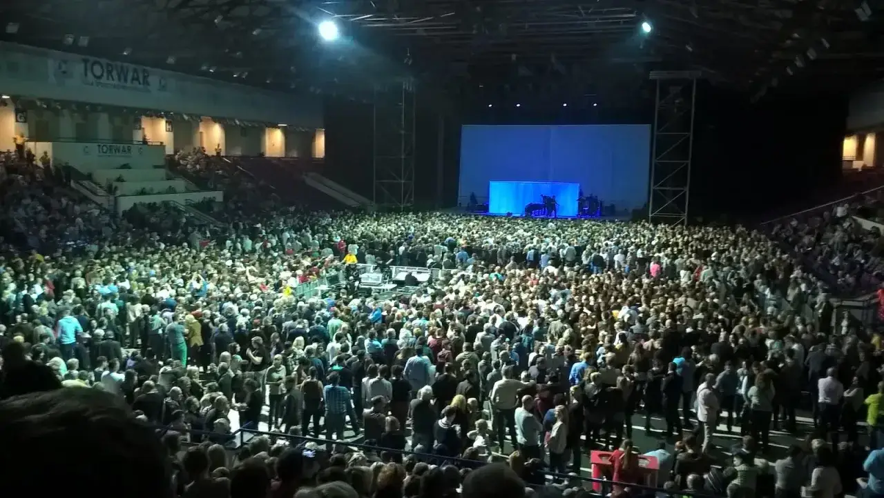 Ogromny tłum ludzi na koncercie w Torwarze. Trudno oszacować, ile miejsc zajęli wszyscy fani.