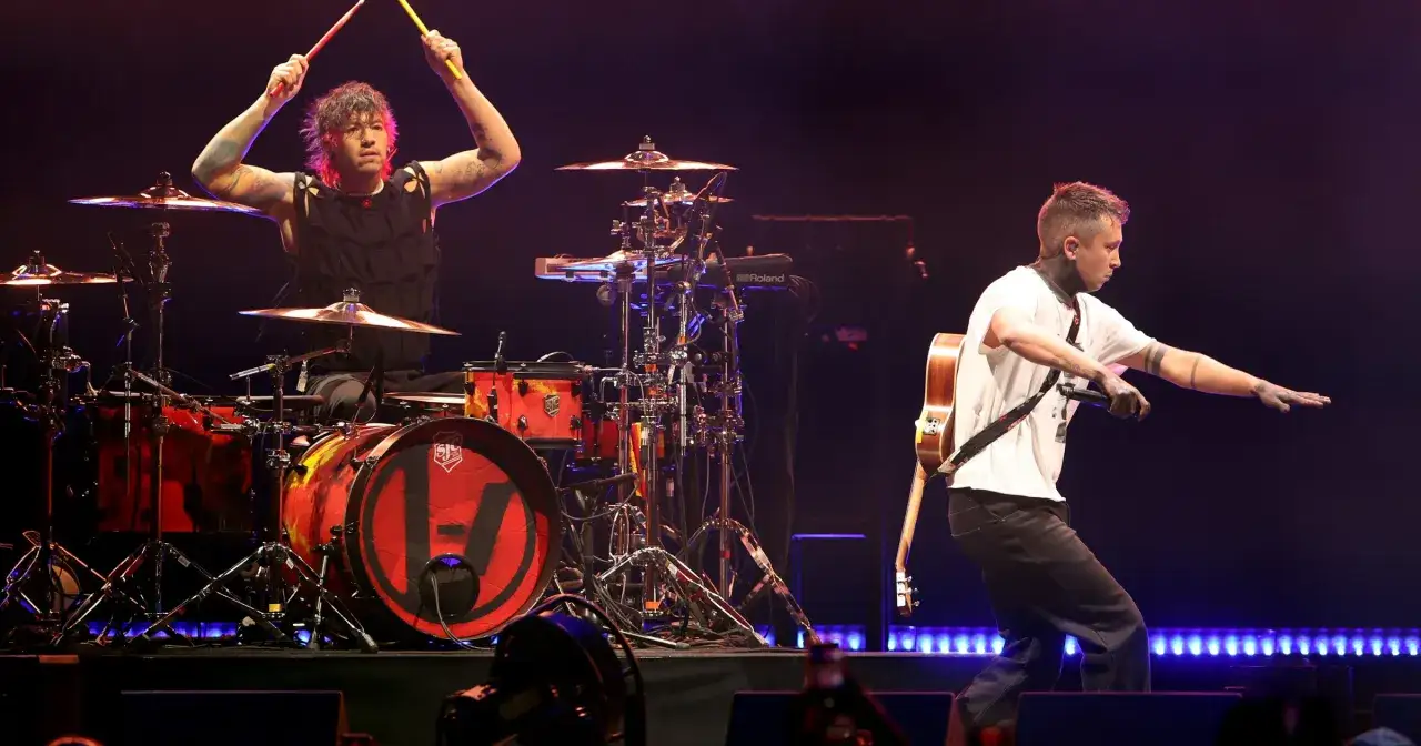 Tyler Joseph i Josh Dun na twenty one pilots koncert polska. Perkusista Josh w akcji, Tyler śpiewa.