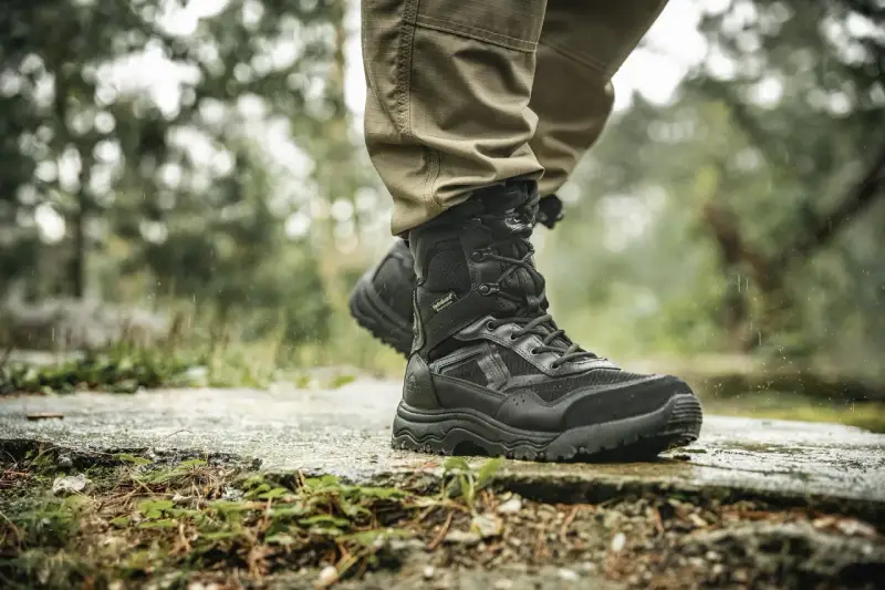 Czarne buty trekkingowe do czego służą? Do chodzenia po trudnym terenie, zapewniając stabilność i ochronę.