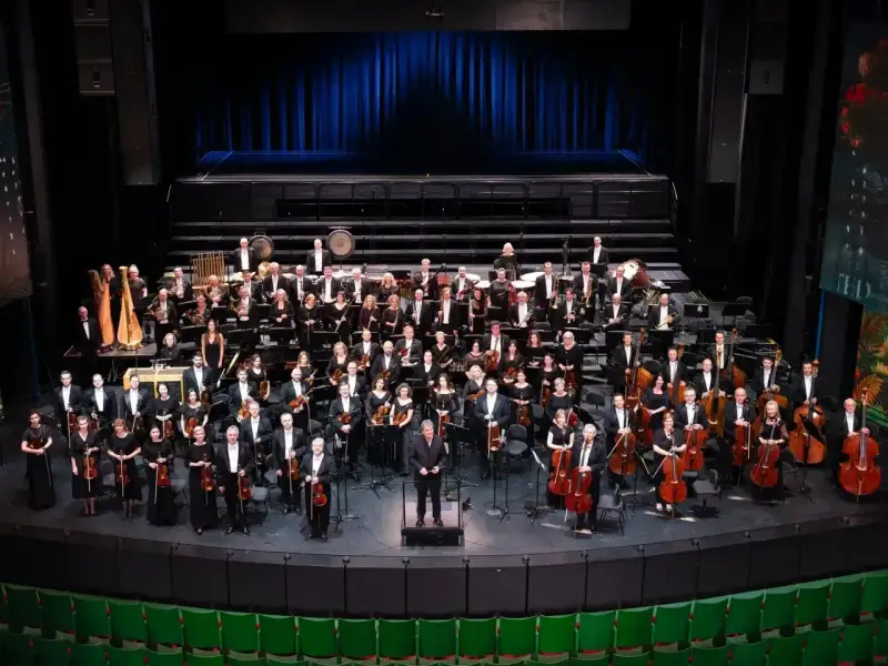 Orkiestra symfoniczna na scenie. Czy to opera? Tak, to wielka orkiestra, która gra muzykę operową.
