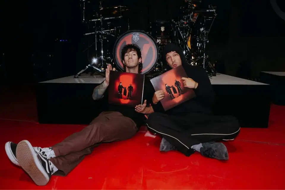Tyler i Josh z twenty one pilots prezentują okładki albumów, gotowi na "breach" nowej ery muzycznej.